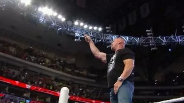 WWE: Stone Cold volvió a pisar el ring de RAW y mira qué sucedió