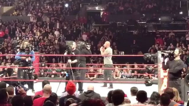 WWE: The Rock volvió al ring de RAW y llamó por teléfono a CM Punk 