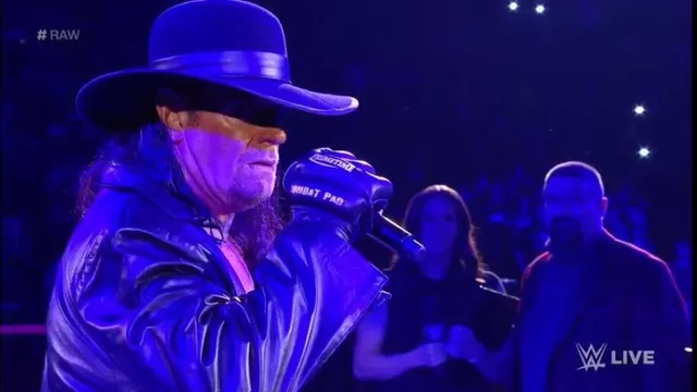 WWE: Undertaker regresó a RAW para anunciar su presencia en Royal Rumble
