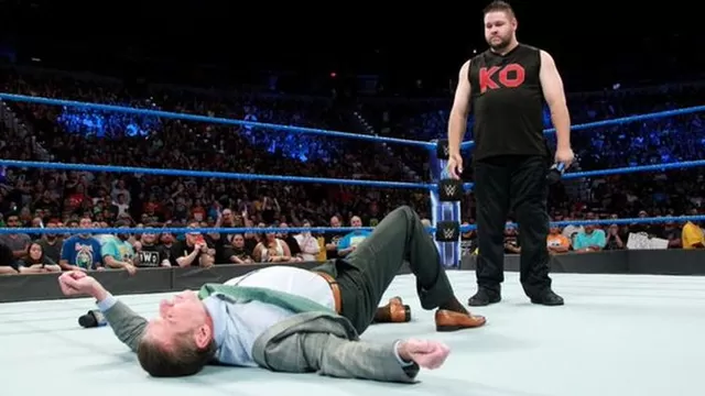 WWE: Vince McMahon retornó a SmackDown y recibió paliza de Kevin Owens