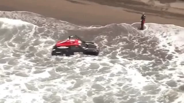 Yazeed Al Rajhi metió su auto al mar en Arequipa para refrescar el motor