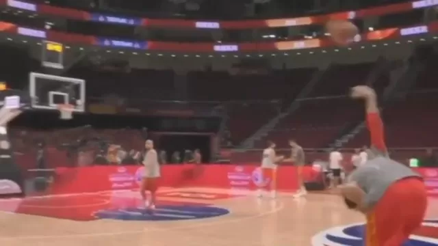El basquetbolista español Víctor Claver se lució en un entrenamiento de España. | Video: América Deportes