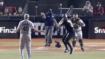 YouTube: Jugador le lanzó un bate de béisbol a su rival y desató batalla campal en cancha mexicana