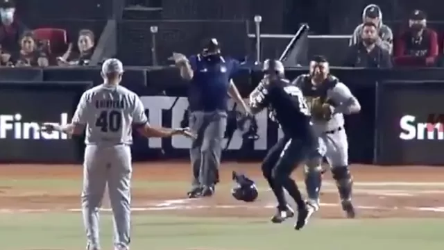 YouTube: Jugador le lanzó un bate de béisbol a su rival y desató batalla campal en cancha mexicana