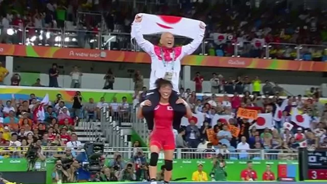 Río 2016: luchadora japonesa celebró triunfo 'tumbando' a su entrenador