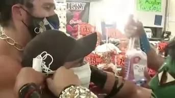 YouTube: Luchadores hacen cumplir a la fuerza medidas sanitarias en mercado mexicano