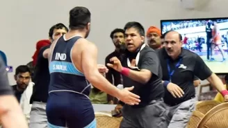 Malik perdió y se enfadó con el árbitro. | Video: @scribefiroz237