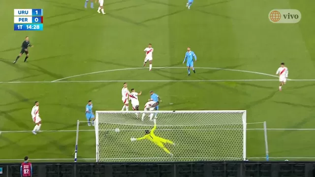 Rodrigo Aguirre anotó el primero de Uruguay sobre Perú tras buena definición de cabeza / Captura / América TV