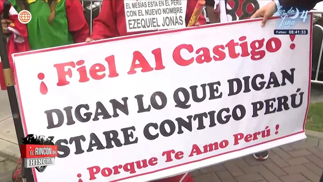 Los incondicionales hinchas acompañan a la selección a las afueras del hotel de concentración. | AD