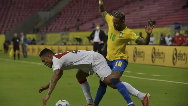 Audio VAR sobre la acción entre Neymar y Santamaría: &quot;El jugador se deja caer, no hay falta&quot;