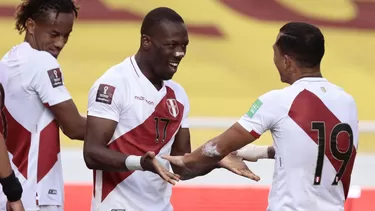 Luis Advíncula y André Carrillo. Foto: AFP