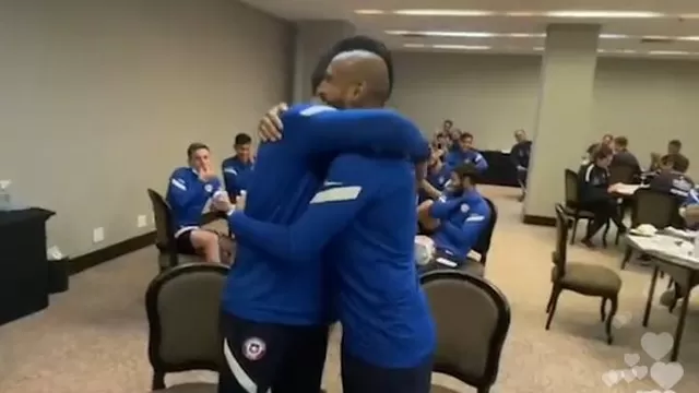 Aquí el abrazo entre Claudio Bravo y Arturo Vidal | Video: Instagram.