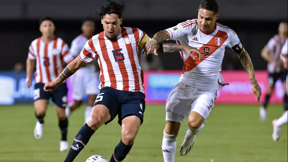 Perú y Paraguay se vieron las caras por última vez en setiembre del año pasado en el debut por las eliminatorias camino al mundial 2026 / Foto: AFP