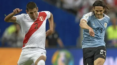 Luis Abram estuvo atento a los movimientos rápidos de Cavani y Suárez. | Foto: AFP