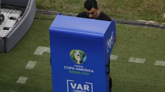 El VAR generó polémico de inicio a fin de la Copa América 2019. | Foto: AFP