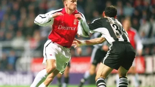 Dennis Bergkamp: golazo tras maravilloso autopase cumple 13 años