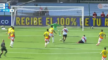 Flores quedó mano a mano y falló el 1-0 de Perú ante Colombia