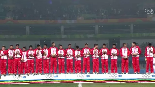 El emotivo canto del Himno Nacional de los campeones olímpicos-foto-2