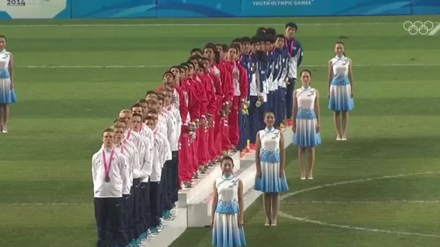 El emotivo canto del Himno Nacional de los campeones olímpicos-foto-5
