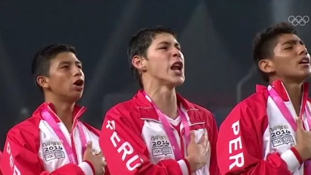 El emotivo canto del Himno Nacional de los campeones olímpicos-foto-10