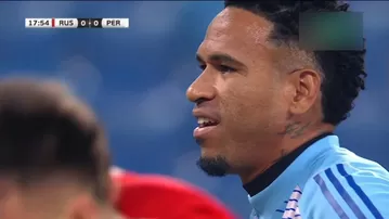 Error garrafal en salida de Perú, terminó en gol de Rusia