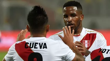 Farf&amp;aacute;n y Cueva celebrando la clasificaci&amp;oacute;n de Per&amp;uacute; al Mundial Rusia 2048. | Foto: AFP