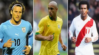 Forlán, Roberto Carlos y Teófilo Cubillas, los especialistas en tiros libres