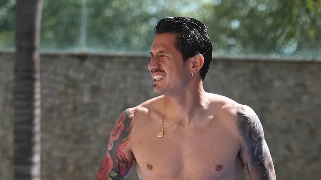 Gianluca Lapadula disfrutó de la piscina tras la práctica de Perú