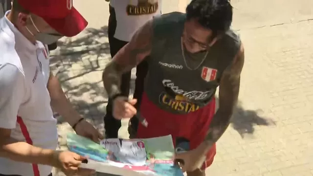Gianluca Lapadula firmó un dibujo con su imagen a pequeño hincha peruano