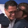 Gianluca Lapadula: Hincha lo llenó de besos en el lanzamiento de su libro