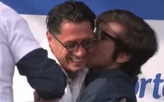 Gianluca Lapadula: Hincha lo llenó de besos en el lanzamiento de su libro - Noticias de congreso-de-la-republica