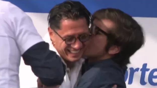 Gianluca Lapadula: Hincha lo llenó de besos en el lanzamiento de su libro
