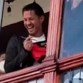 Gianluca Lapadula se dio un balconazo y firmó camisetas en Cusco