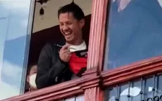 Gianluca Lapadula se dio un balconazo y firmó camisetas en Cusco - Noticias de alfonso-ugarte