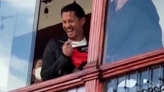 Gianluca Lapadula se dio un balconazo y firmó camisetas en Cusco