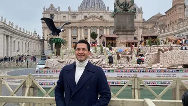 Lapadula llegó a Plaza San Pedro con el objetivo de entregarle la camiseta de la selección peruana a Francisco. | Foto: @Nela0212