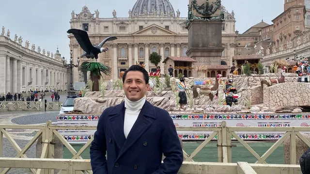 Gianluca Lapadula se lució junto al nacimiento peruano en el Vaticano