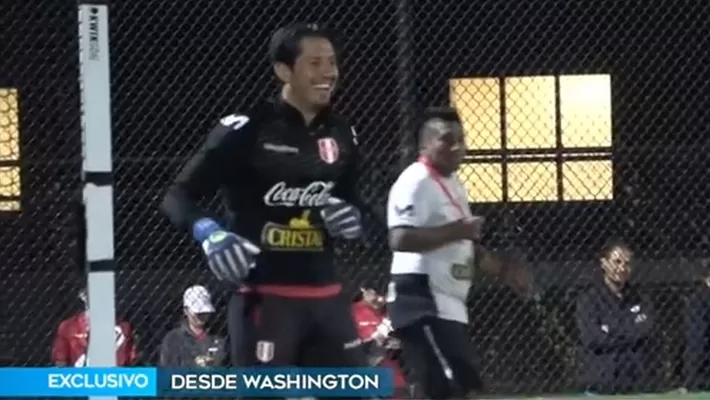 Gianluca Lapadula se puso los guantes y atajó en práctica de la selección peruana