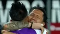 Gianluca Lapadula e abbracci infiniti con Christian Cueva dopo aver vinto i playoff