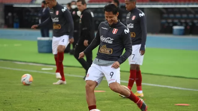El delantero ítalo-peruano utilizó la camiseta &#39;9&#39; en su estreno con la selección peruana. | Foto: Selección peruana 
