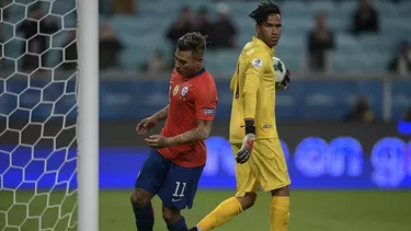 Pedro Gallese le ataj&amp;oacute; un penal a Eduardo Vargas. | Foto: AFP