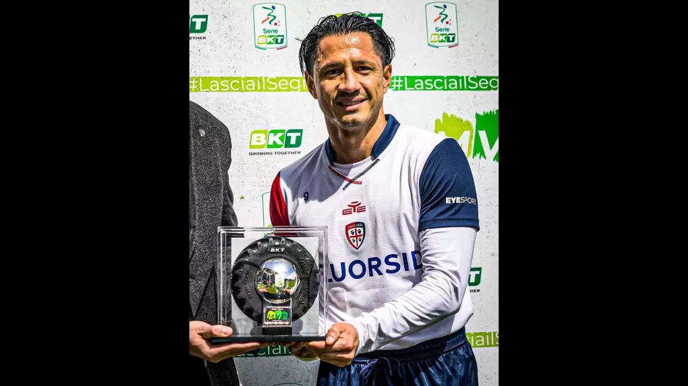Gianluca Lapadula recibe el trofeo como mejor jugador de la Serie B del mes de marzo / Foto: Twitter