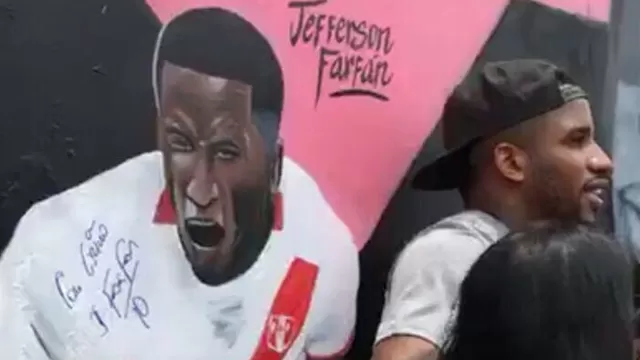 Jefferson Farfán llegó al Callao para firmar mural que le pintaron en su honor
