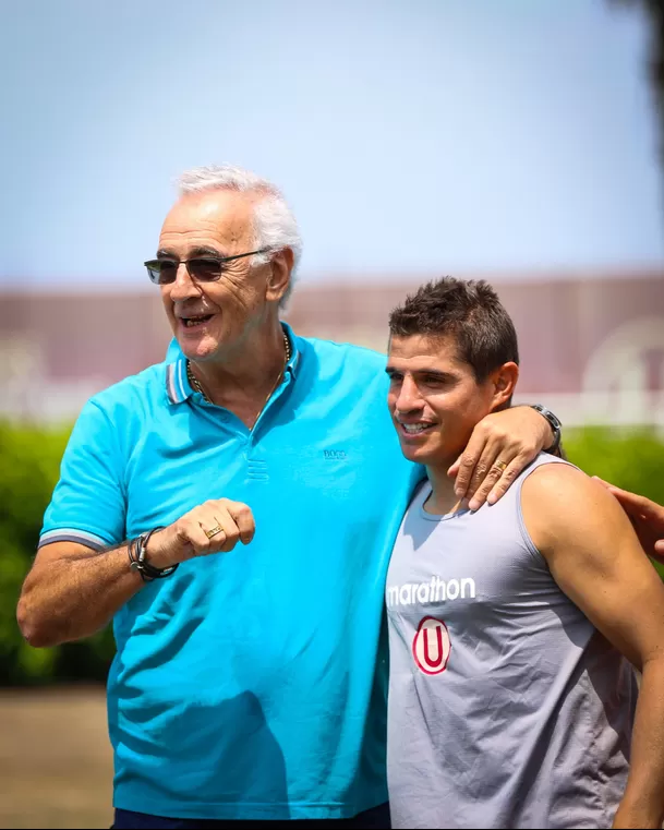 Jorge Fossati junto a Aldo Corzo. | Fuente: @Universitario