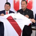 Juan Reynoso posó con la camiseta peruana tras firmar contrato con la FPF