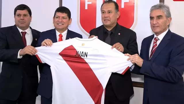 Juan Reynoso posó con la camiseta peruana tras firmar contrato con la FPF