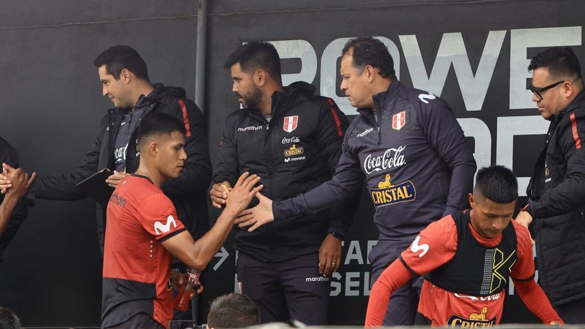 Juan Reynoso visitó el entrenamiento de la selección peruana Sub-23