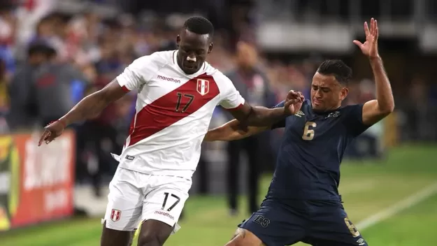 Luis Advíncula superó a Paolo Guerrero en partidos con la selección peruana