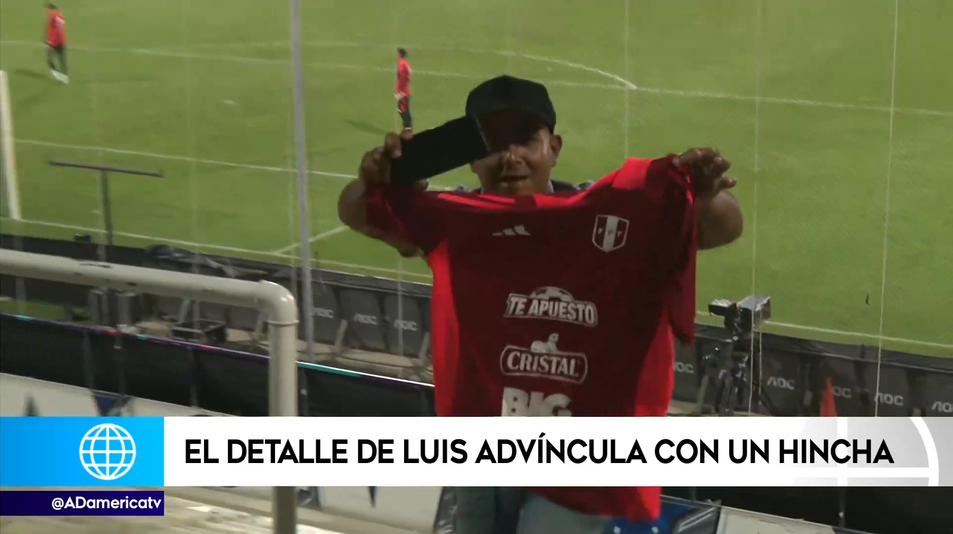 El hincha muestra feliz la camiseta que le regaló Luis Advíncula. | Fuente: América Deportes