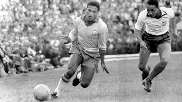 &#39;Mané&#39; Garrincha se lució con este doblete ante Inglaterra en Chile 1962